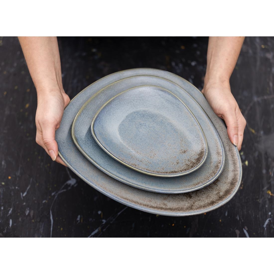Olympia Ember Blauwe Driehoekige Borden 250mm (6 Stuks)