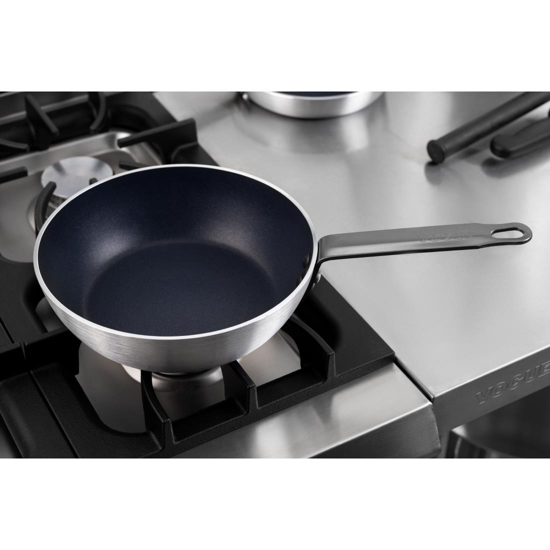 Vogue anti-aanbak aluminium conische sauteuse 24cm
